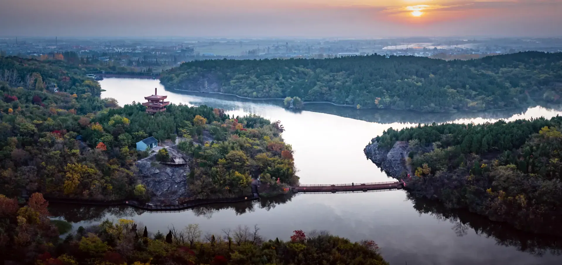 马陵山湖面、山林与远处丘陵全景