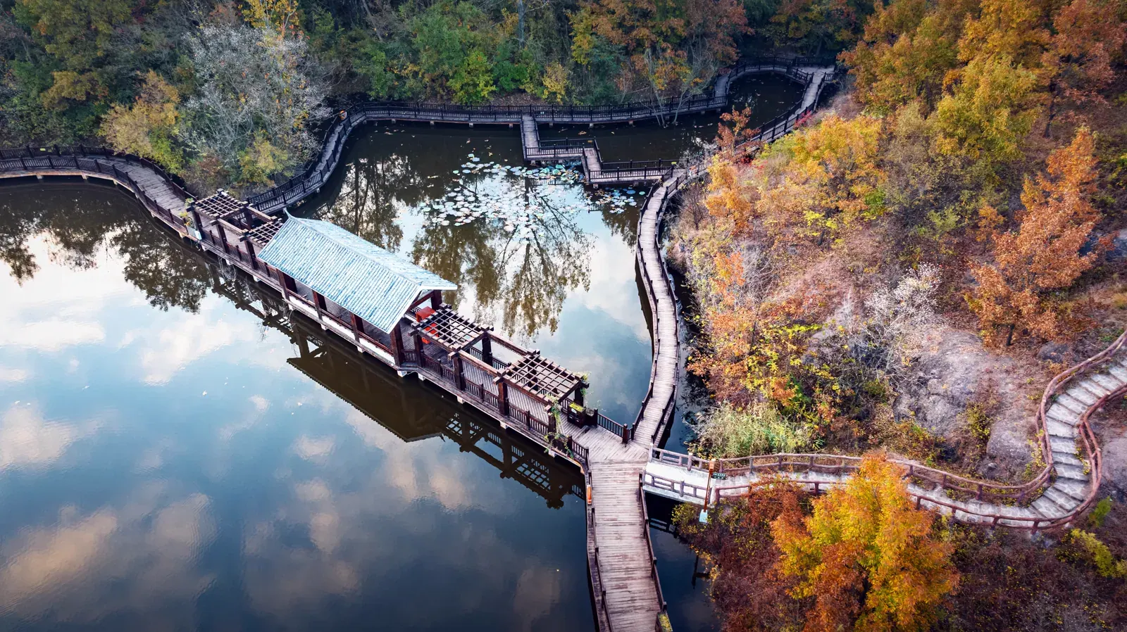 马陵山丘陵湖岸与栈道景观